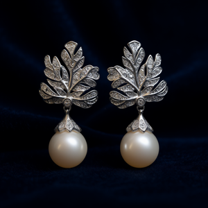 Orecchini Pendenti E3550 in Oro Bianco con Perle Akoya, Montatura Pavé, Perle Coltivate Rotonde, Stile Classico da Sposa per Donna - Product Image 2