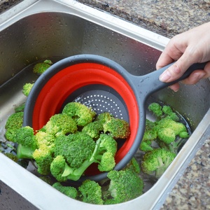 Passoire de cuisine en silicone écologique sans BPA pour légumes et fruits avec écumoire intégrée - Product Image 5