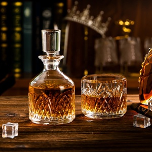 Ensemble de carafes à whisky empilables vintage en relief avec des verres à whisky à l'ancienne - Product Image 5