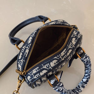 Sac à main pour femmes à motifs rétro tendance. Fabriqué en matériau PU. Sac à main de luxe de créateur. - Product Image 2