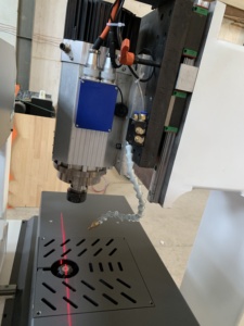 Machine de découpe de bois de scie à ruban CNC TJ-2500 vendue en usine nouvelle utilisée pour les jambes de chaise à dossier incurvé lame de moteur de scie à panneau de travail du bois - Product Image 4
