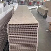 Panneaux muraux en PVC de couleur et de taille personnalisées, panneaux en PVC à grain de bois, panneaux décoratifs intégrés