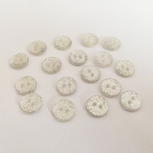 Hot Bán 1000Pcs Mỗi Túi 11.5Mm 18L Hai Lỗ Vòng Nhựa Phẳng Bạc Long Lanh Nút Cho Áo Sơ Mi Váy - Product Image 3