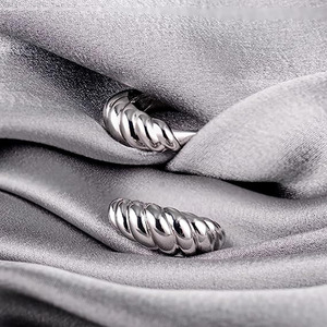 Anello con Corda Intrecciata Stile Croissant Unisex, Accessorio Moda per Feste e Outfit Quotidiani - Product Image 6
