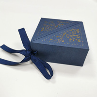 Boîte cadeau triangulaire de luxe pliable pour bijoux, finition mate, emballage pour aliments pour bébés, matériaux recyclés, doublure en éponge, fermeture à ruban