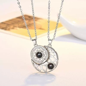 Collana con ciondolo <span class=keywords><strong>luna</strong></span> sole in acciaio inossidabile con finitura oro regalo di San Valentino 100 lingue ti amo accessori per coppie alla moda - Product Image 3