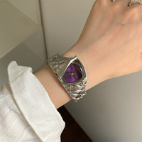Reloj de Cuarzo OEM Y2K con Caja Triangular, Brazalete de Aleación con Patrón de Diamantes, Esfera Rosa con Efecto Rayos de Sol, para Mujer, con Logotipo Personalizado, MOQ 100