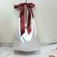 Nouveau design, sac fourre-tout en soie blanche avec logo personnalisé et nœud papillon, extensions de cheveux en satin, emballage, pochette pour perruques avec étiquette tissée sur les épaules