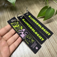 Etiquette tissée personnalisée porte-clés Logo personnalisé Texte OEM ODM Support Tissu Patch Broderie Clé Promotionnel Porte-clés Mousquetons