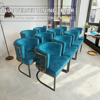 Chaise de salle à manger de luxe en velours bleu confortable avec structure en acier inoxydable et design fauteuil pour la maison, le bureau et la salle à manger