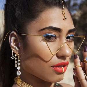 Gafas de Sol de Diamantes Retro de Lujo 2021 con Logotipo Personalizado, Gafas de Sol Femeninas con Protección UV400 y Pedrería, Monturas Triangulares para Mujer - Product Image 3