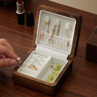 Boîte de rangement portable en bois de noyer noir pour bijoux, avec couvercle en verre brodé, pour colliers, bagues et boucles d'oreilles - Vente en gros