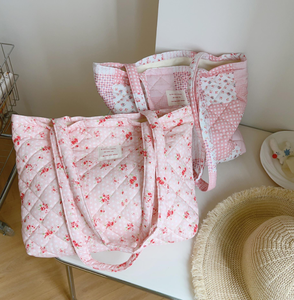 Sac fourre-tout matelassé pour femme avec motif floral et lettres, idéal pour le shopping et les cadeaux, vente en gros - Product Image 3