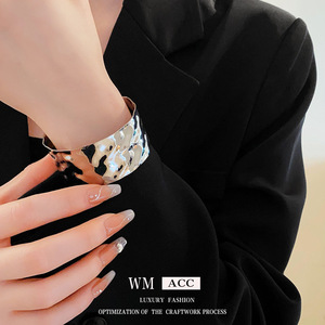 Bracelet manchette en <span class=keywords><strong>fer</strong></span> électroplaqué plissé style européen et américain, personnalisé, de luxe léger et haut de gamme, au design cool - Product Image 4