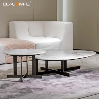 Table d'appoint en travertin minimaliste avec dessus en verre artisanal & base en pierre naturelle, personnalisable pour salon