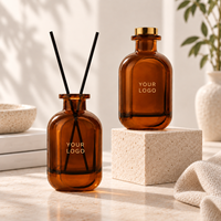 Diffuseur d'arômes personnalisé LF en verre ambré, parfum cèdre, avec bâtonnets noirs et bordure dorée, coffret cadeau foncé, étiquette personnalisée