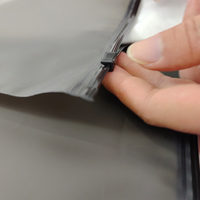 Vêtements personnalisés Sweat-shirt noir mat à fermeture éclair recyclée Vêtements à manches courtes Emballage en plastique pantalon Sac d'emballage en plastique à fermeture éclair