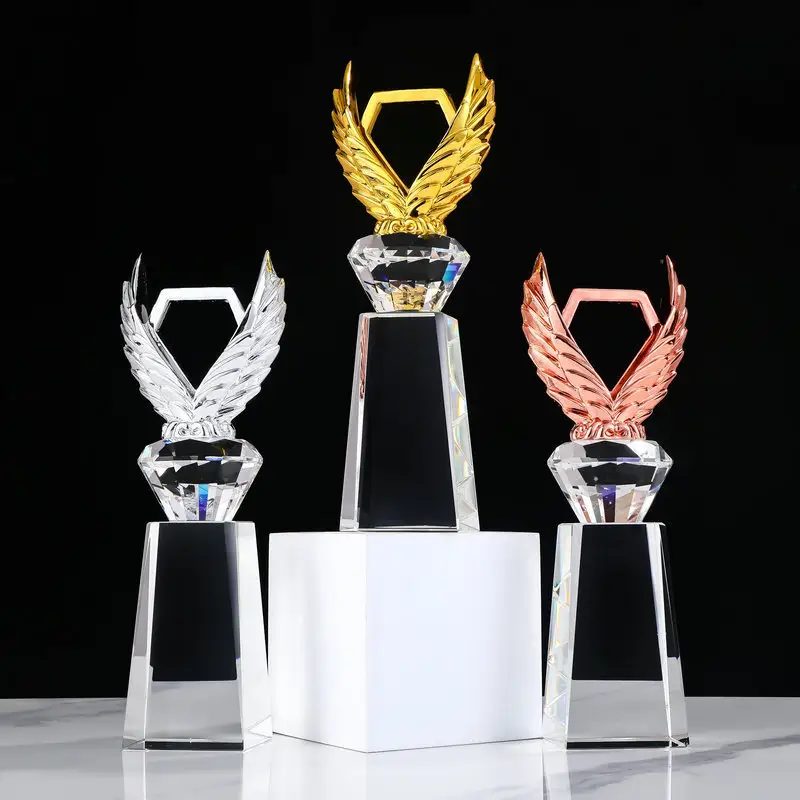 Troféu de cristal de vidro de metal alado barato de alta qualidade com base preta e branca