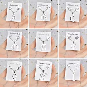 Pendientes colgantes de acero inoxidable con 26 letras en inglés, colores animados, joyería de acero de titanio, traje para collares de moda budista - Product Image 1