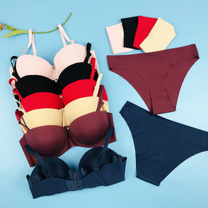 طقم ملابس داخلية بتصميم قوطي بلون موحد مع حمالة صدر مبطنة للنساء الشابات - Product Image 1