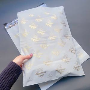 Sacs d'expédition blancs mats de qualité supérieure avec motif doré intégral - Enveloppes polyvalentes autocollantes pour le commerce électronique et l'emballage cadeau - Product Image 4