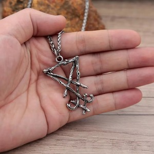 Yunnique Collier Pendentif Lucifer Étoile à Cinq Branches Forces Maléfiques pour Hommes en Acier Inoxydable Design Asymétrique Bijoux - Product Image 4