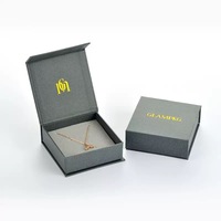 Boîtes à bijoux en carton avec insert en mousse blanche imprimé du logo or de luxe, tiroir coulissant pour emballer des boucles d'oreilles et des colliers