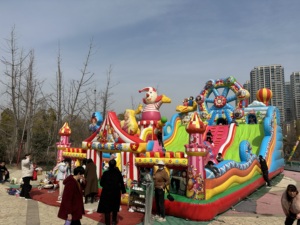 Parque Infantil Comercial Inflable con Tobogán, Trampolín y Rueda de la Fortuna, Material de PVC, Capacidad de 1000 kg, Portátil - Product Image 2
