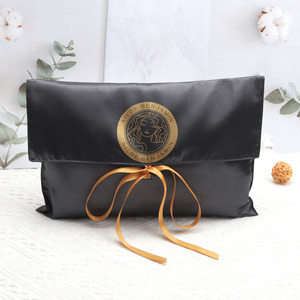 Bolsa de Satén con Lazo para Empacar Ropa Interior con Logotipo Personalizado, Bolsa de Seda Negra de Lujo para Guardar Pelucas con Solapa Protectora - Product Image 1