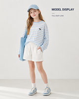 Ensemble T-shirt rayé léger à manches longues anti-UV et short blanc pour filles 2026 – Tenue décontractée ample d'été pour enfants, idéale pour l'extérieur