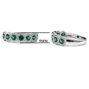Bague demi-alliance en or blanc 18 carats avec émeraude verte, design empilable élégant, pour femme, idéale pour les mariages et les fêtes - Product Image 5