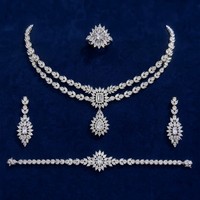 Bride Talk 3A Parure de bijoux de déclaration en cuivre avec zircone cubique CZ, motif pétales coniques multi-niveaux et finition brillante, comprenant Collier, Bague, Boucles d'oreilles et Bracelet