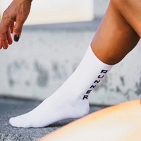Chaussettes de course à compression anti-boursouflure Chaussettes de cyclisme de sport de performance personnalisées Chaussettes de sport d'équipage rembourrées techniques de haute qualité