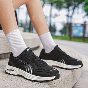 รองเท้ากีฬาผู้ชายรุ่นใหม่ปี 2026 ระบายอากาศได้ดี กันลื่น ทนทาน สวมใส่สบาย เหมาะสำหรับพักผ่อนและเล่นกีฬา ดีไซน์ทันสมัย สไตล์เรโทร เหมาะสำหรับการฝึกซ้อมและวิ่ง - Product Image 3