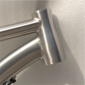 <span class=keywords><strong>Bicicleta</strong></span> <span class=keywords><strong>de</strong></span> Montaña Waltly con Cuadro <span class=keywords><strong>de</strong></span> <span class=keywords><strong>Titanio</strong></span> <span class=keywords><strong>de</strong></span> Última Generación, Rodado 29, Talla 17 Pulgadas para Carreras, Neumáticos <span class=keywords><strong>de</strong></span> 2.5 Pulgadas <span class=keywords><strong>de</strong></span> Ancho - Product Image 5