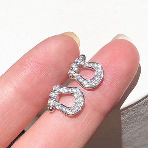 Orecchini a perno con zirconi a ferro di cavallo da donna, stile coreano, minimal chic, gioielli metallici per uso quotidiano - Product Image 1