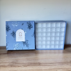Elegante Scatola Regalo con Design Floreale e Vassoio in Plastica Trasparente per Confezioni di Cioccolatini e Dolciumi Premium - Product Image 5