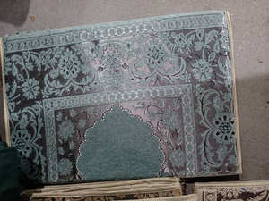Vente en gros Tapis de prière quatre saisons en polyester fait à la main Tapis de mosquée extérieur Sejadah <span class=keywords><strong>Sandar</strong></span> avec dossier et poche - Product Image 4