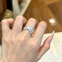 Großhandel Vintage Filigran Schmetterling Offener Ring Vergoldet mit Birnenförmigem Klarem Zirkon Besetzt Breiter Verstellbarer Statement-Ring