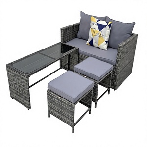 Juego de Muebles de Jardín de Ratán PE Moderno de 4 Piezas, Directo de Fábrica en Vietnam, con Mesas de Vidrio Templado y Cojines para Exteriores - Product Image 1