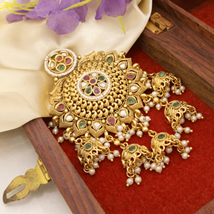 Broche à cheveux plaquée or avec motif paon, pierres précieuses multicolores, perles et bijoux de mariée indiens traditionnels ornés - Product Image 1