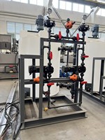 Dispositif de dosage manuel à double chambre avec agitateurs pour le mélange de solutions chimiques pour les égouts des exploitations d'élevage