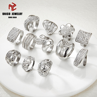 Bague élégante en acier inoxydable avec un design de feuille en zircone cubique brillante pour les bijoux de mode féminins