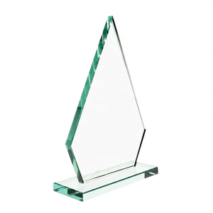 Vente en gros de trophées en cristal vierge sculptés au laser avec technique d'impression UV - Product Image 1