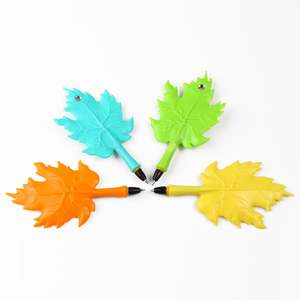 Bolígrafo con diseño de hoja de roble y adhesivo para nevera, bolígrafo de plástico de 1.0 mm con logotipo personalizable y ancho de escritura ajustable - Product Image 6