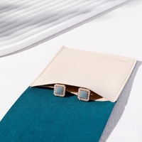 Mikrofaser-Schmuckbeutel 8x8cm Luxus-Geschenkumschlag mit Individuellem Logo Farbblock-Design Faltbar Minimalistischer Stil