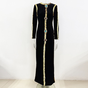 Abito <span class=keywords><strong>Lungo</strong></span> Formale da Donna <span class=keywords><strong>in</strong></span> <span class=keywords><strong>Velluto</strong></span> Nero <span class=keywords><strong>con</strong></span> Ricami Dorati, Collo Alto, Maniche Lunghe e <span class=keywords><strong>Spacco</strong></span> Alto - Product Image 5