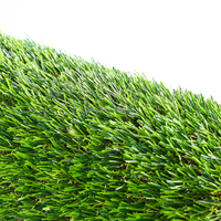 Gazon artificiel à poils courts, texturé fin, à l'aspect uniforme, pour aménagement paysager de jardin formel