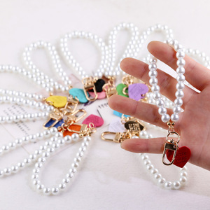 Llavero con Cadena de Perlas en Forma de Corazón, Joyería para Fundas de Teléfono, Accesorios Creativos para Bolsos, Adornos para Autos, Primavera 2024, Origen Yiwu - Product Image 3