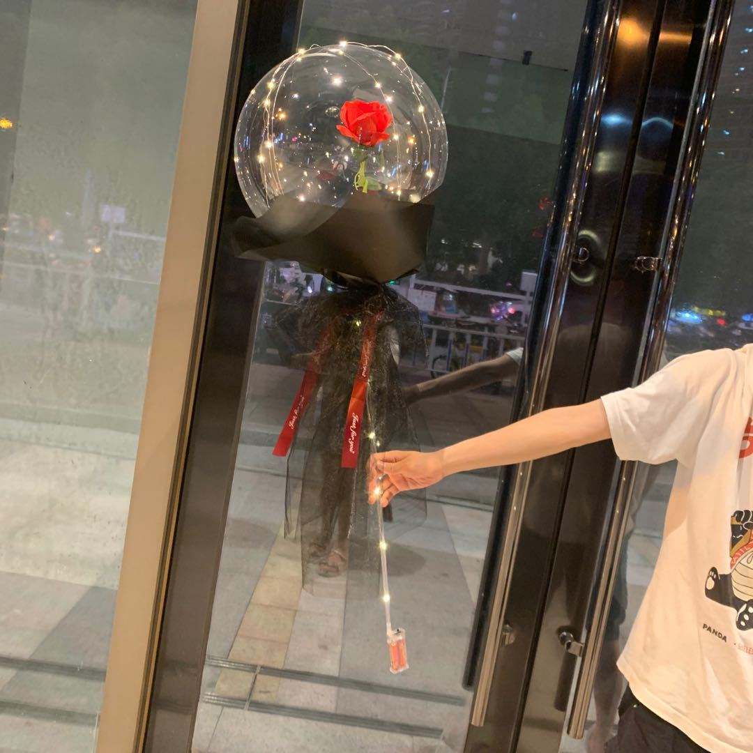 Rosa roja + papel artesanal negro + hilo negro